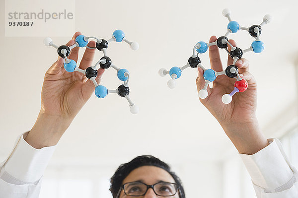 hoch oben nahe Wissenschaftler Modell halten mischen Molekül Mixed