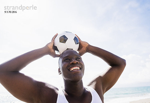 Mann Strand halten mischen Fußball Ball Spielzeug Mixed