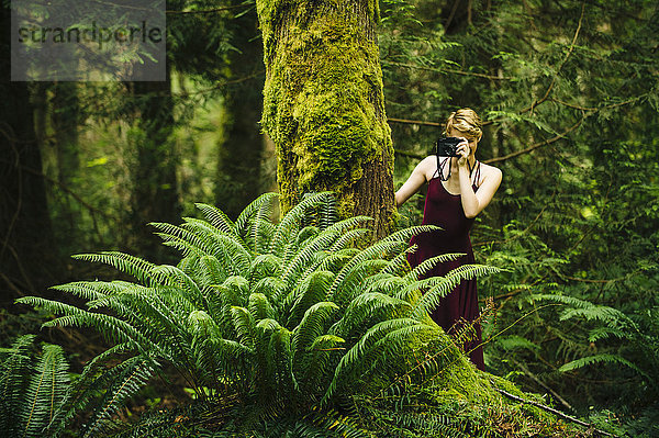 Europäer Frau Fotografie nehmen Wald