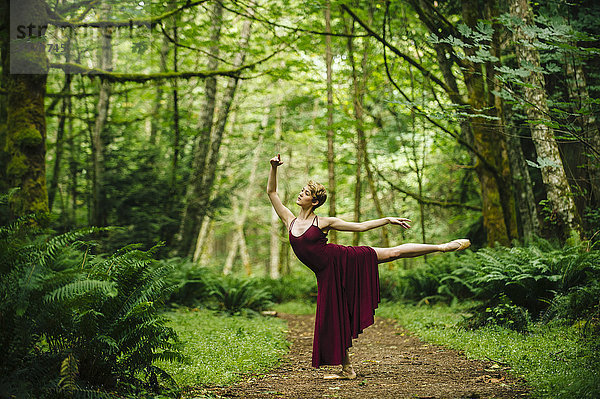 Europäer Frau tanzen Wald
