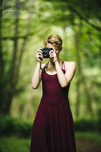 Europäer Frau Fotografie nehmen Wald