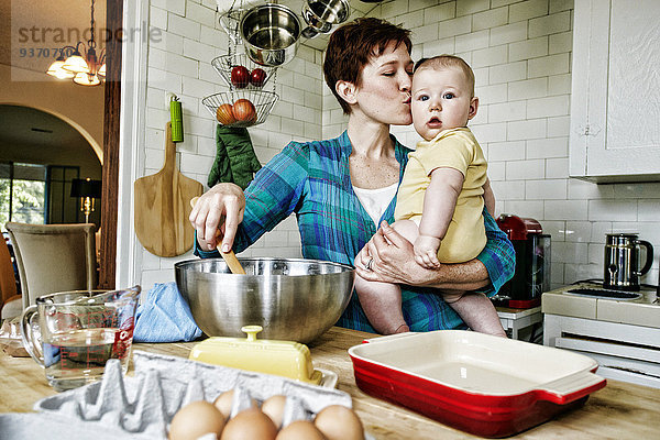 kochen Europäer küssen Küche Mutter - Mensch Baby