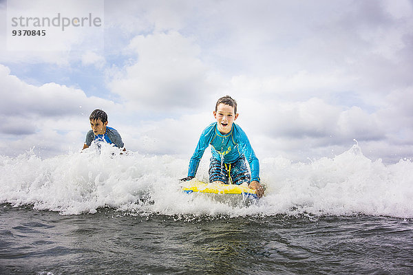 Zusammenhalt Junge - Person Wellenreiten surfen