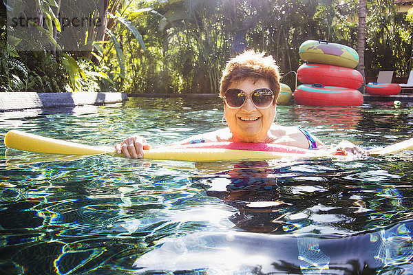 Frau Schwimmbad Sonnenbrille alt