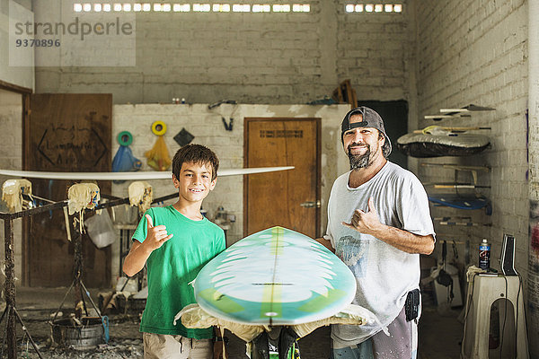 gestikulieren Menschlicher Vater Sohn hängen Surfboard Teamwork 10