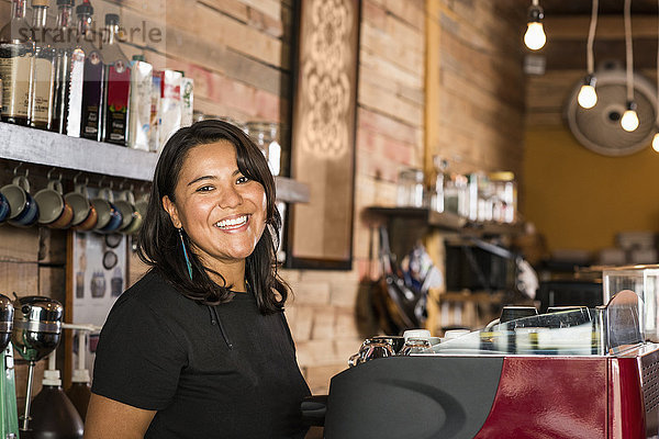 Frau lächeln arbeiten Hispanier Laden Kaffee