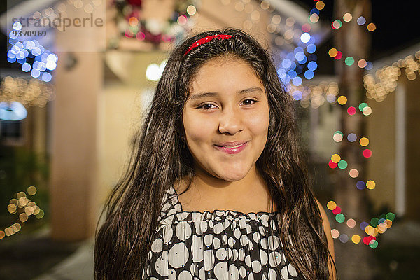 Außenaufnahme Wohnhaus lächeln Hispanier Beleuchtung Licht Dekoration Faden Mädchen Saite