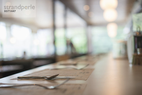 Ein leerer Tisch in einem Diner. Gedecke aufstellen. Ansicht der Oberfläche