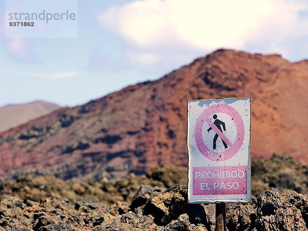 Lavafeld und Betreten verboten Schild  bei Los Hervideros  Lanzarote  Kanaren  Spanien  Europa