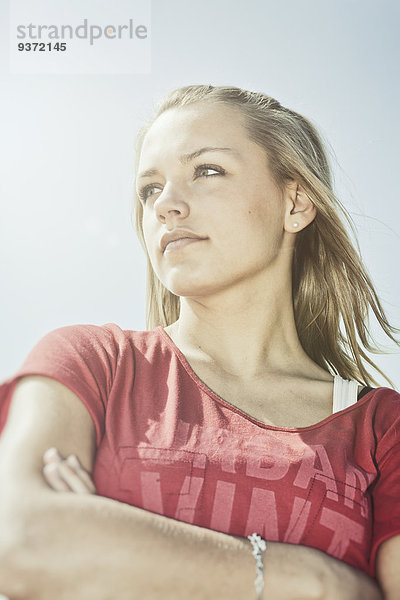 Junge blonde Frau mit roten T-Shirt