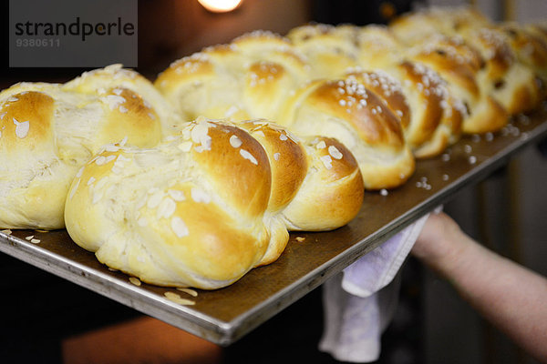 Hefezopf auf einem Backblech