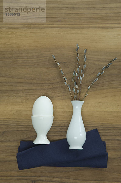Ei und Weidenkätzchen in einer Vase