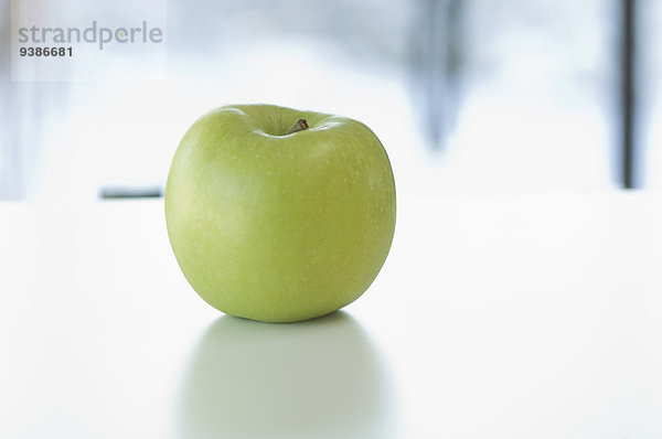 Granny Smith-Apfel auf einem Tisch