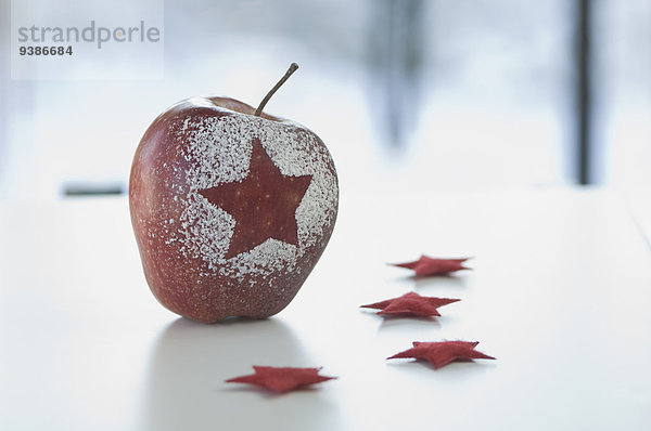 Roter Apfel mit aufgesprühtem Weihnachtsstern