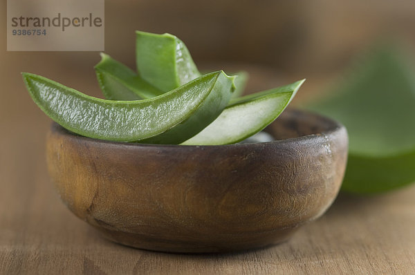 Aloe Vera-Stückchen in einer Holzschale