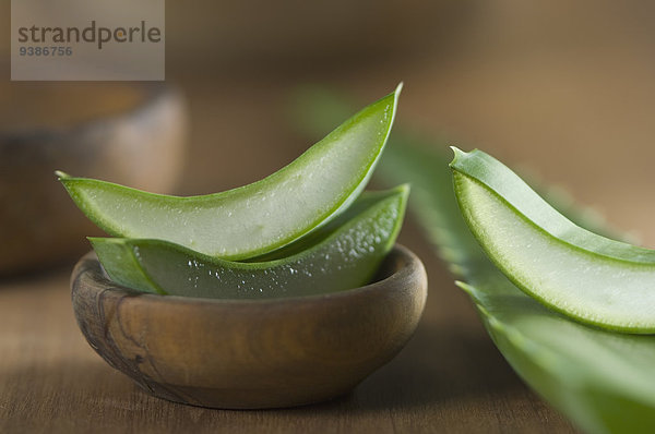 Aloe Vera-Stückchen in einer Holzschale