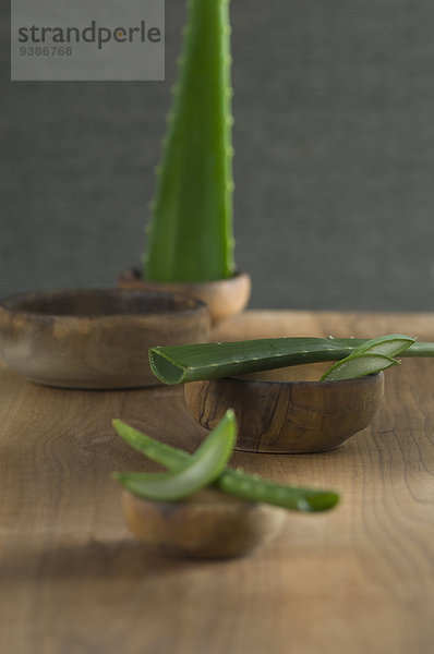 Aloe Vera-Stückchen in einer Holzschale