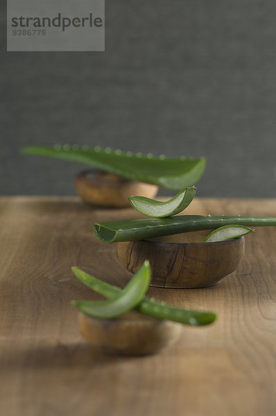 Aloe Vera-Stückchen in einer Holzschale