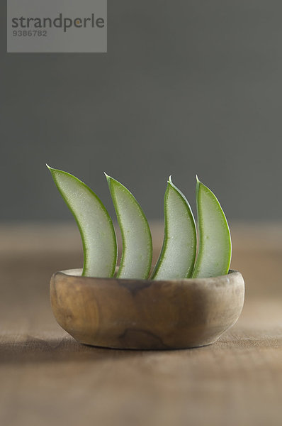 Aloe Vera-Stückchen in einer Holzschale