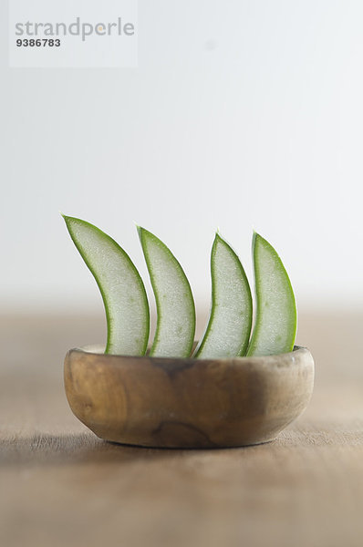 Aloe Vera-Stückchen in einer Holzschale