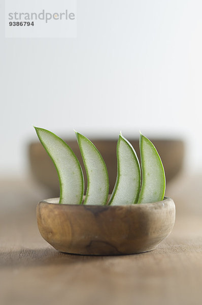 Aloe Vera-Stückchen in einer Holzschale