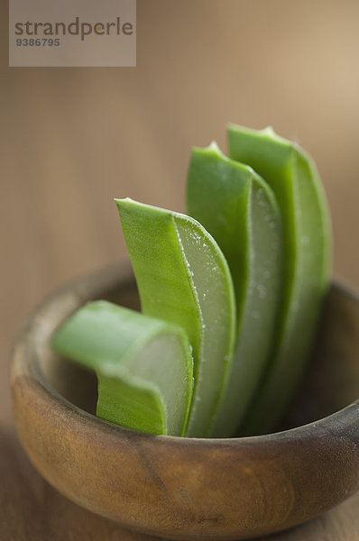 Aloe Vera-Stückchen in einer Holzschale