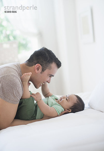 Menschlicher Vater Sohn spielen