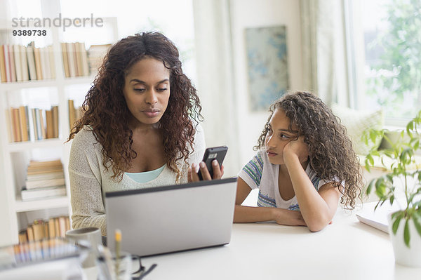 benutzen Notebook Tochter Smartphone 5-9 Jahre 5 bis 9 Jahre Mutter - Mensch