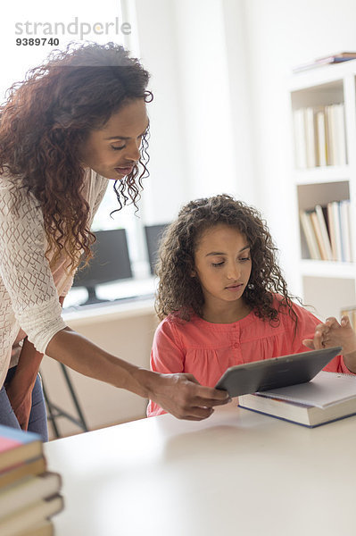 benutzen Lehrer Klassenzimmer Tablet PC 5-9 Jahre 5 bis 9 Jahre Mädchen