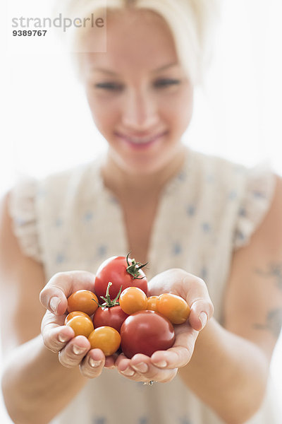 Frau halten Tomate