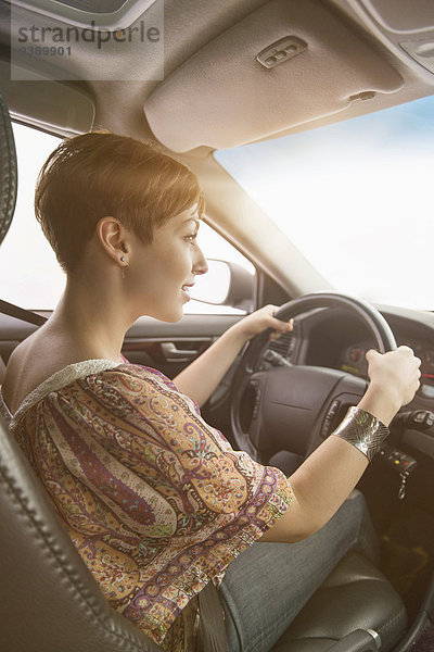 Frau Auto fahren Ansicht Seitenansicht