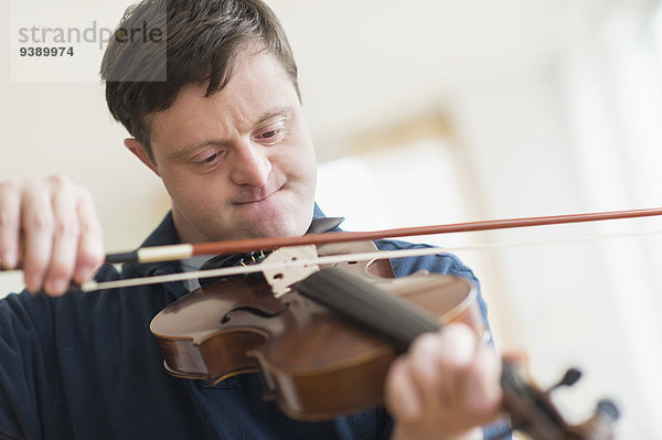 Mann spielen Geige