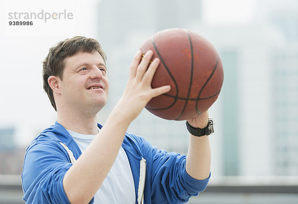 Mann Basketball spielen