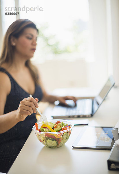 benutzen Frau Notebook Salat Büro essen essend isst