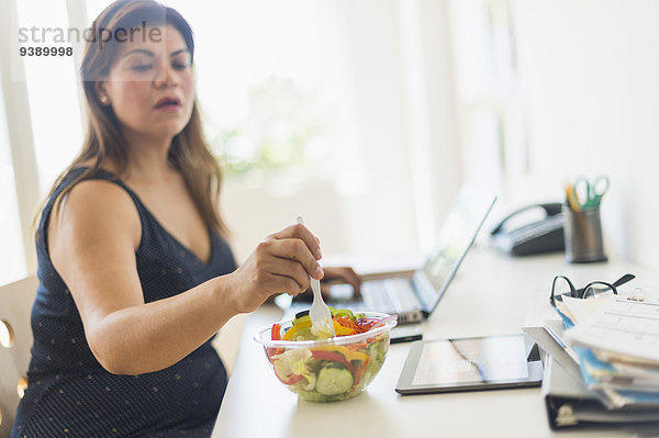 benutzen Frau Notebook Salat Büro essen essend isst