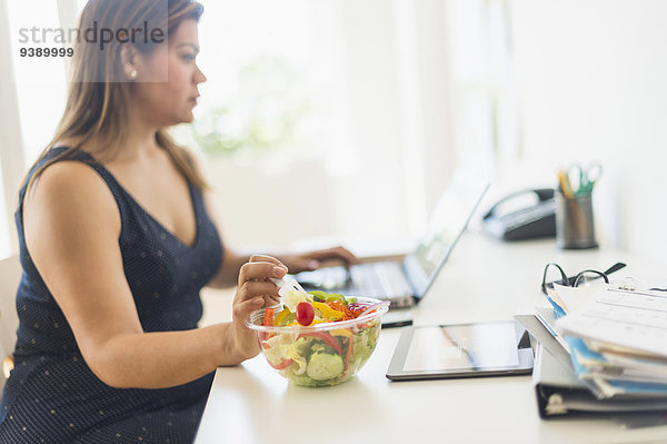 benutzen Frau Notebook Salat Büro essen essend isst