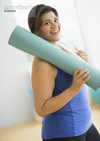 Fitness-Studio Frau üben halten Matte