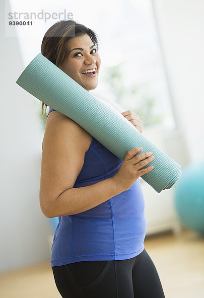 Fitness-Studio Frau üben halten Matte