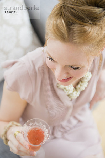 junge Frau junge Frauen Glas halten Champagner