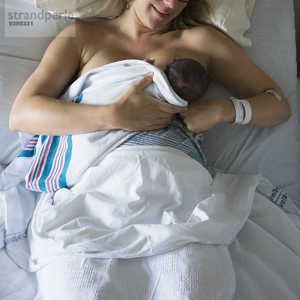 Neugeborenes neugeboren Neugeborene Tochter Mutter - Mensch stillen