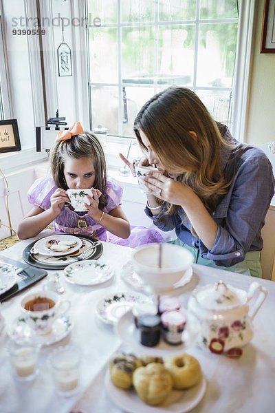 Zusammenhalt am Tisch essen Zimmer Tochter 5-6 Jahre 5 bis 6 Jahre essen essend isst Mutter - Mensch