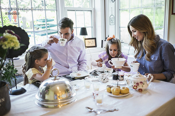 Zusammenhalt am Tisch essen Zimmer Menschliche Eltern Tochter 5-6 Jahre 5 bis 6 Jahre essen essend isst