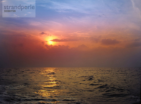 Wasser Sonnenuntergang Himmel Wasserwelle Welle Meer Insel blau rot Capri Italien Stimmung