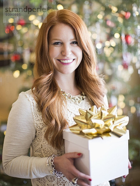 Geschenk Frau halten Zeit Weihnachten Mittelpunkt schießen Studioaufnahme Erwachsener