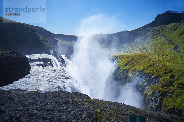 Europa Steilküste Reise Urlaub Wasserfall Gras Gullfoss Island