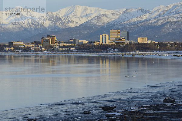 Vereinigte Staaten von Amerika USA Skyline Skylines Berg Winter Amerika Großstadt Alaska Anchorage Bucht gefroren