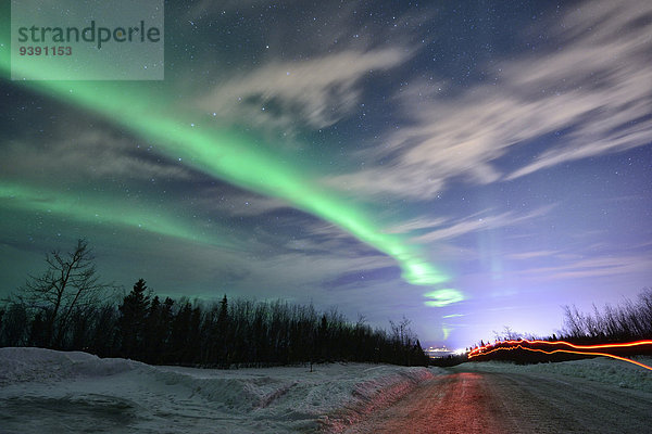 Vereinigte Staaten von Amerika USA Winter Amerika Nacht Himmel Straße Polarlicht Alaska Fairbanks Aurora borealis