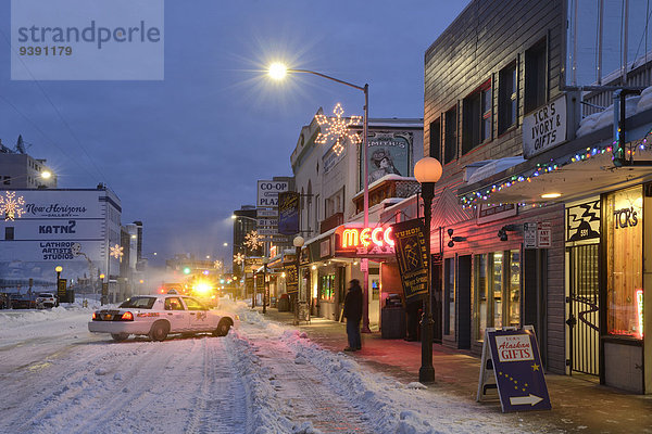 Vereinigte Staaten von Amerika USA Winter Amerika Großstadt entfernen entfernt Alaska Innenstadt Abenddämmerung Fairbanks Schnee