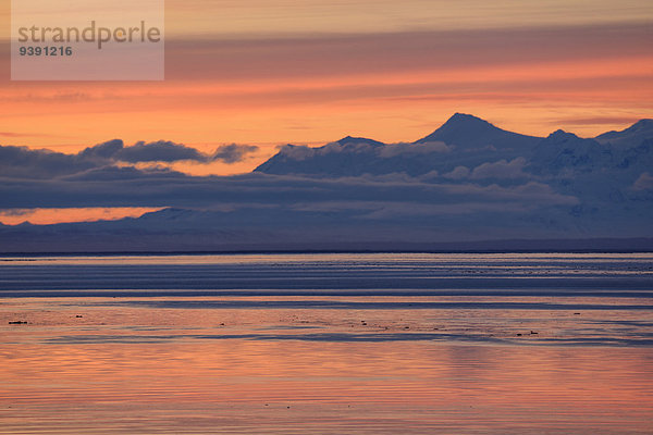 Vereinigte Staaten von Amerika USA Wasser Berg Amerika Sonnenuntergang Landschaft rot Alaska Anchorage Cook Inlet