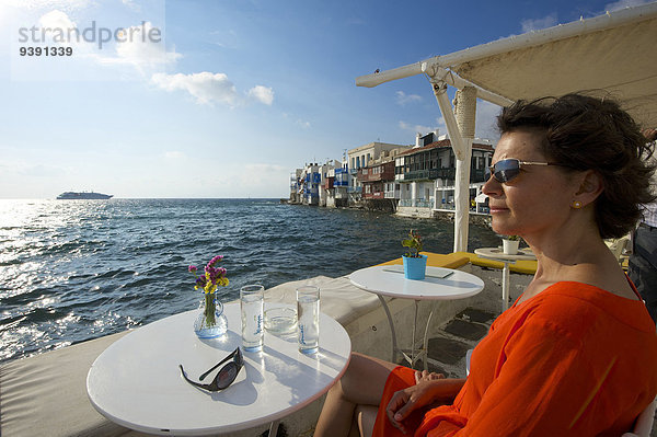 Außenaufnahme Frau Tag Lifestyle Mensch Meer Restaurant weiblich - Mensch Cocktail Insel Griechenland Taverne griechisch Mittelmeer